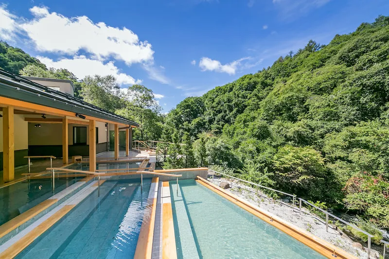 緑豊かな山並みを望む露天風呂