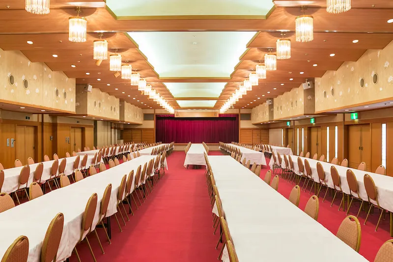 赤い絨毯が通された広い宴会場・会議室