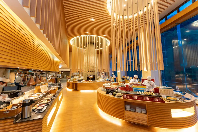温かな照明のビュッフェレストランで料理が並ぶ様子